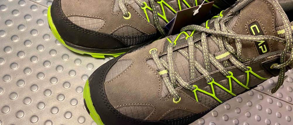 Wasserdichte Schuhe für Herren im Test: Nahaufnahme der Schuhe von oben mit Logo CMP.