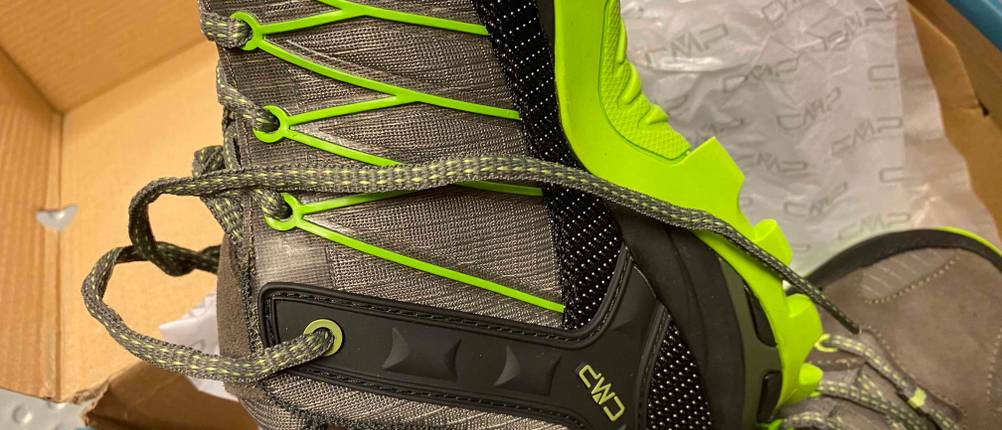 Wasserdichte Schuhe für Herren im Test: CMP-Schuh hochkant mit Blick auf die Schnürung, darunter der Schuhkarton.