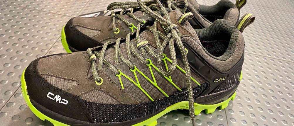 Ein Paar getestete wasserdichte Schuhe für Herren von der Seite auf einem hellen Boden.