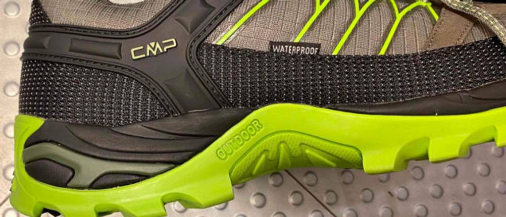 Wasserdichte Schuhe für Herren im Test: Seitenansicht eines CMS-Schuhs mit neonfarbener Profilsohle.