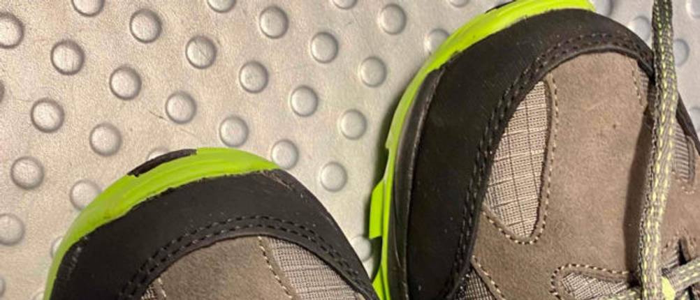 Wasserdichte Schuhe für Herren im Test: Die vorderen Schuhkappen mit Nähten.