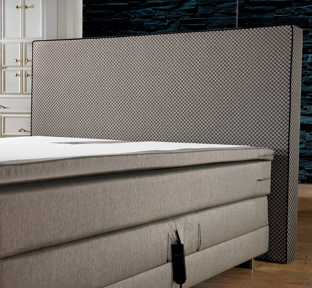 Ein Boxspringbett von der Seite.