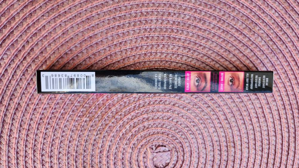 Wasserfester Augenbrauenstift getestet: Die Originalverpackung auf einer rosa Fläche.