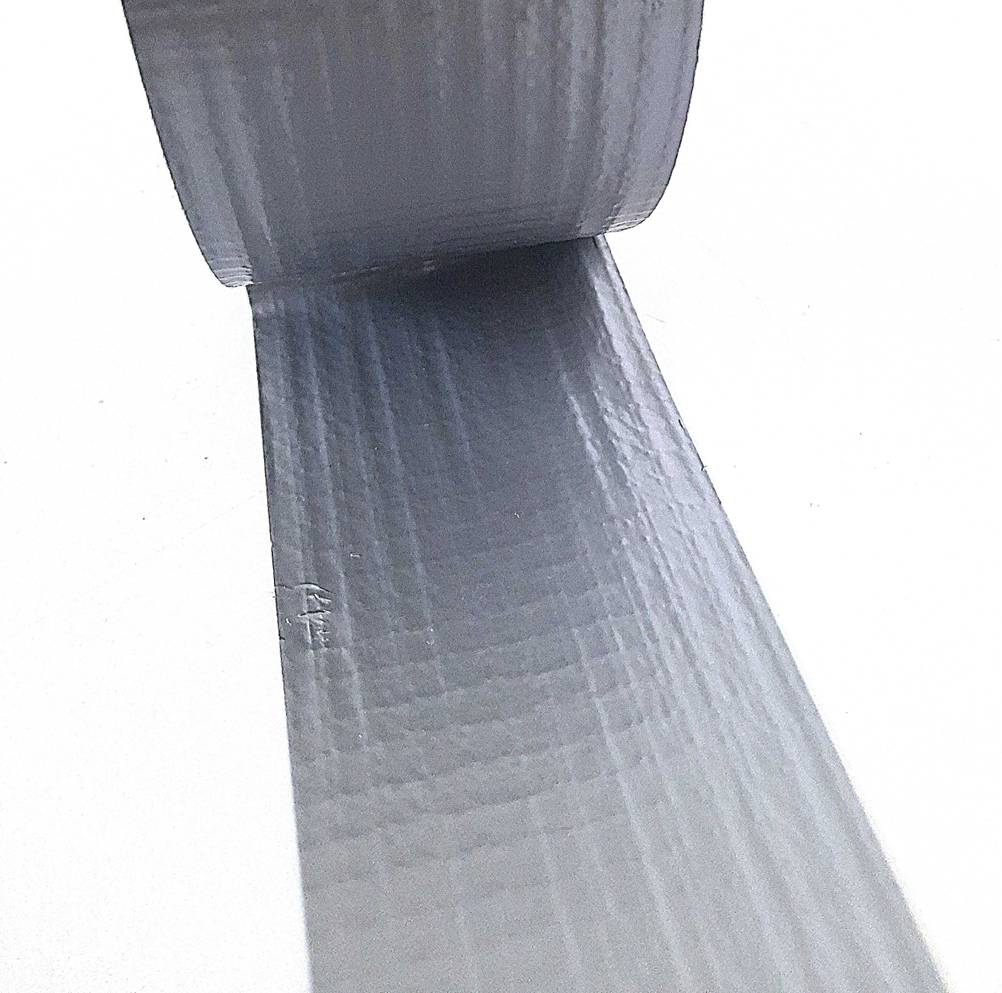 Getestet: Das abgerollte wasserfeste Klebeband auf einer hellen Fläche.