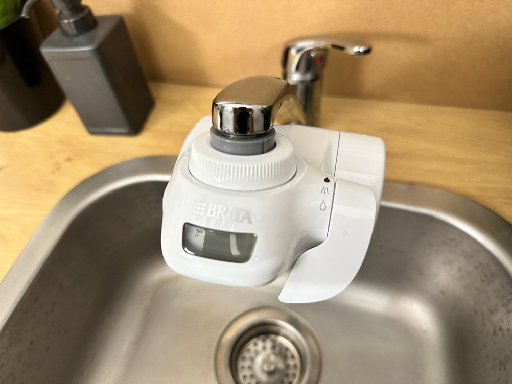 Nahansicht eines montierten Wasserhahn-Filters von Brita.