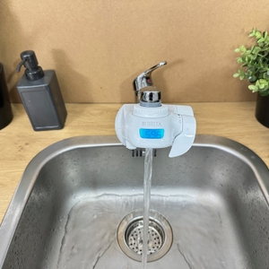 Aus einem montierten Brita-Wasserfilter läuft ungefiltertes Wasser.