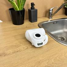 Ein Brita-Wasserfilter liegt auf einer Küchenarmatur.