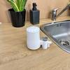 Ein Tapp-Wasserfilter liegt auf einer Küchenarmatur.