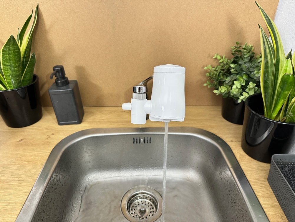 Aus einem Tapp-Wasserfilter läuft Wasser.