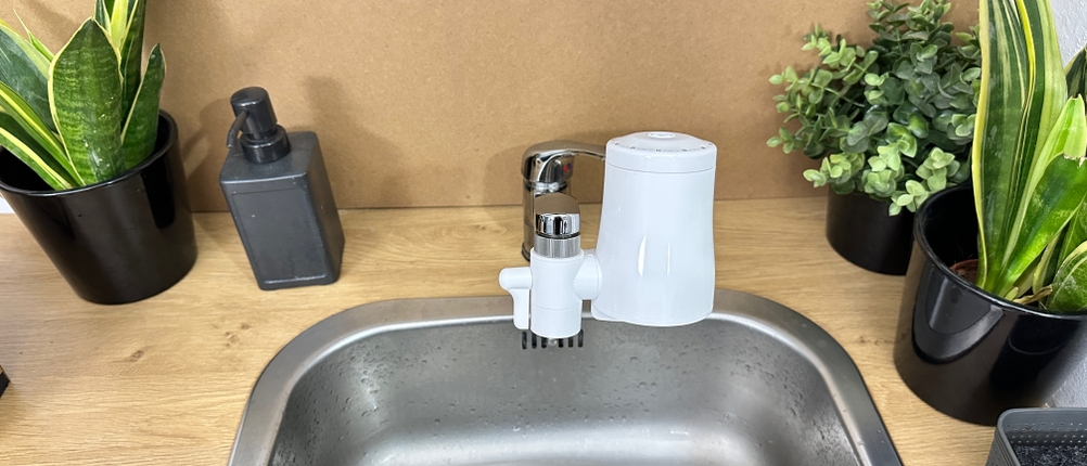 Ein Tapp-Wasserfilter ist an einem Wasserhahn montiert.