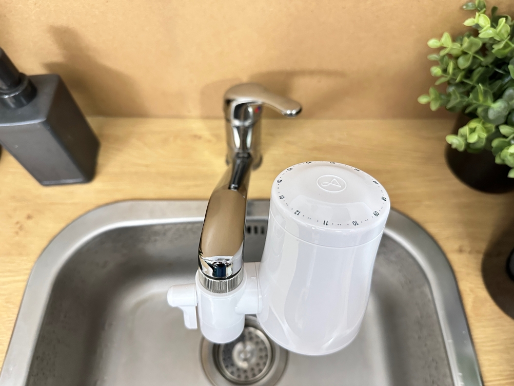 Nahansicht des installierten Tapp Water EcoPro Wasserfilters.
