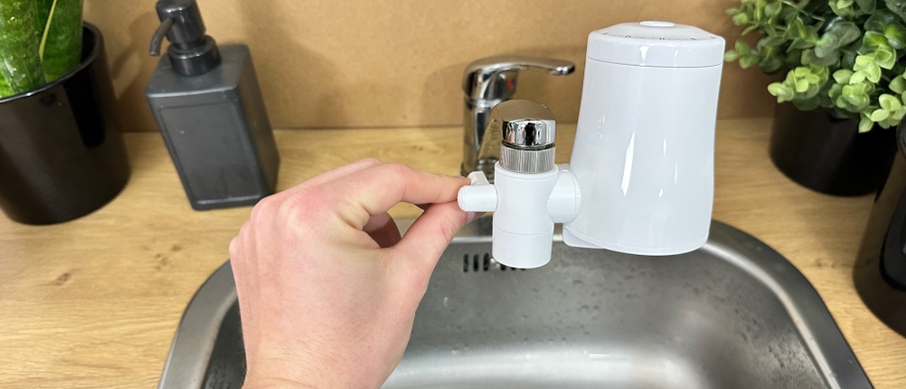 Der Hebel eines Tapp-Wasserfilters wird betätigt.