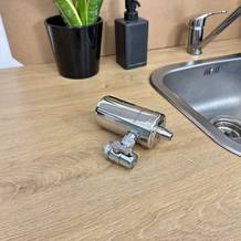 Ein Waterdrop-Wasserfilter liegt auf einer Küchenarmatur.