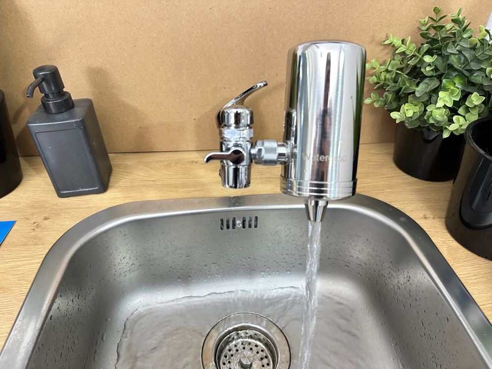 Aus einem Waterdrop-Wasserfilter läuft Wasser.