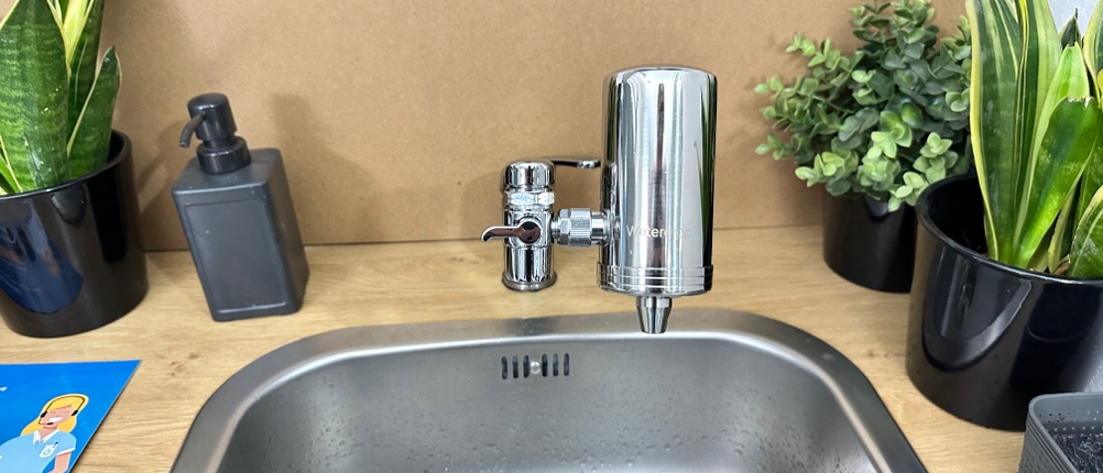 Ein Waterdrop-Wasserfilter ist an einem Wasserhahn montiert.