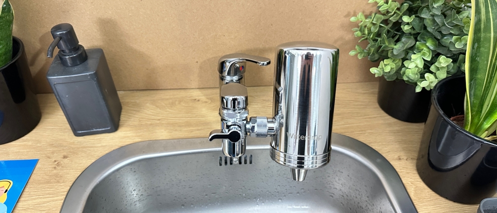 Ein montierter Wasserfilter von Waterdrop an einem Küchenbecken.