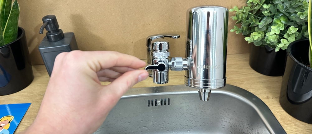 Der Hebel eines Waterdrop-Wasserfilters wird betätigt.