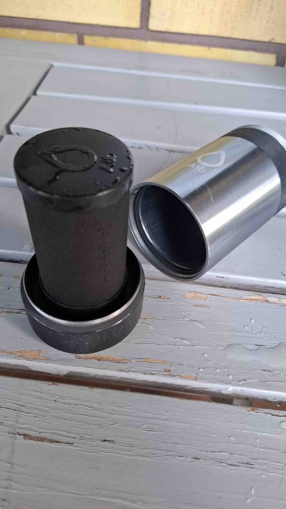 Ein auseinandergebauter Wasserfilter für das Wohnmobil liegt getestet auf einem Holztisch.