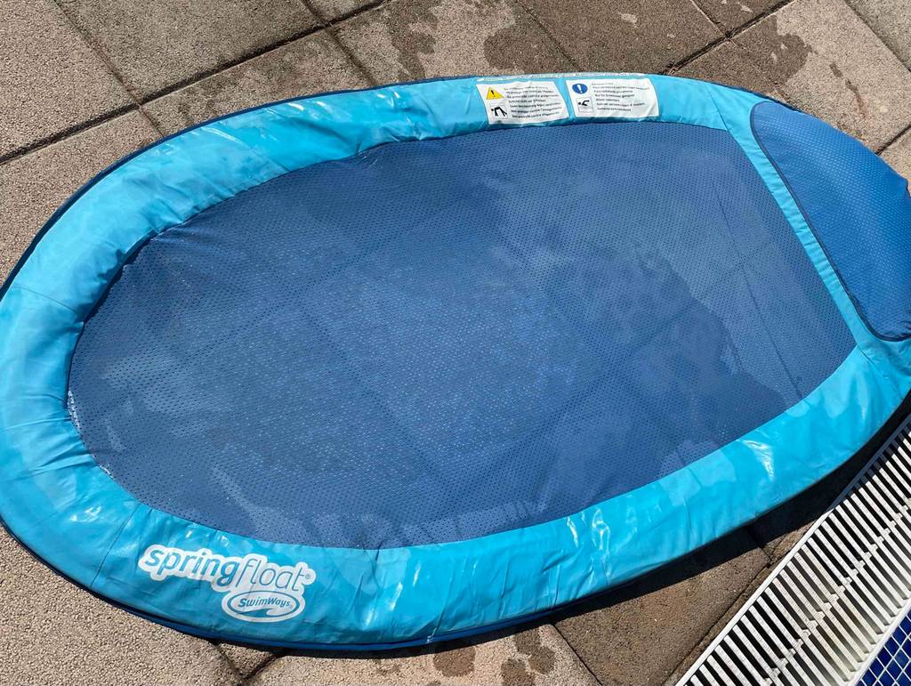 Getestete Wasserhängematte mit Meshgewebe befindet sich auf dem Boden. 