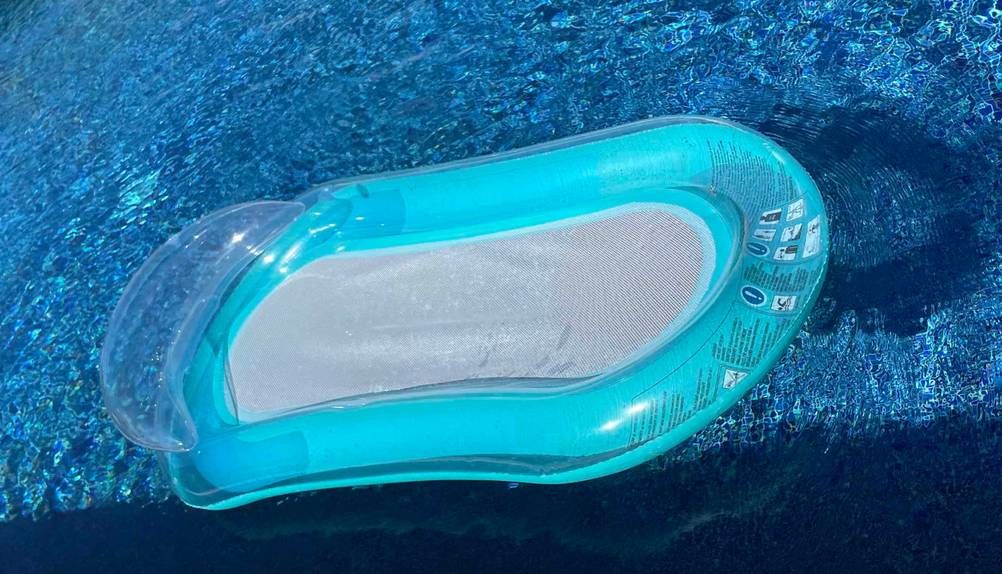 Getestet: Eine Wasserhängematte im Pool.