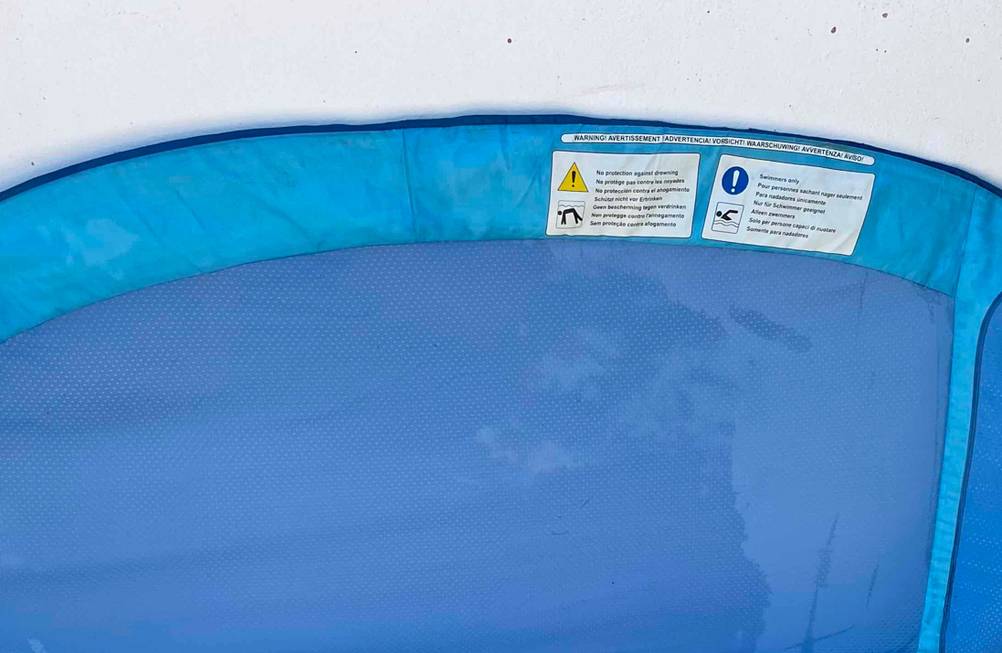 Wasserhängematte getestet: Nahaufnahme der Informationsaufdrucke auf dem Produkt.
