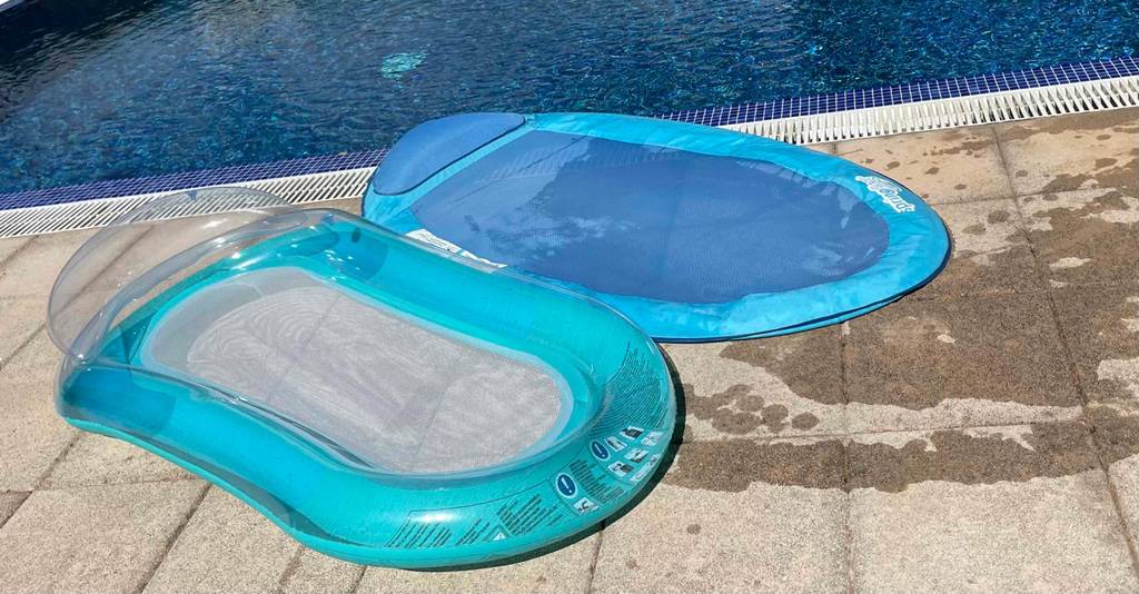 Getestete Wasserhängematte mit Meshgewebe befindet sich in der Nähe vom Pool. 