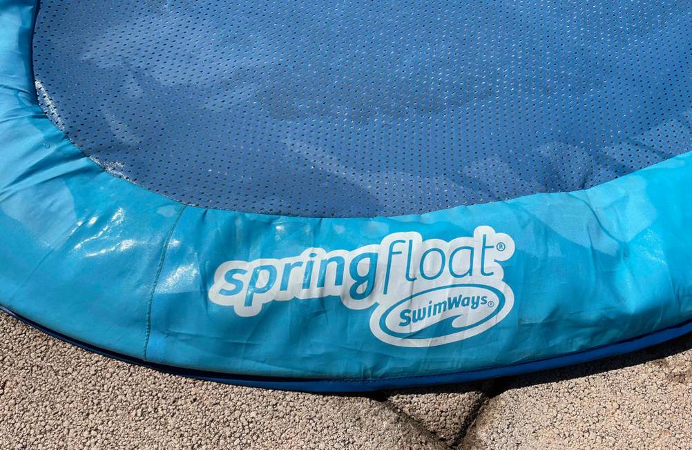 Nahaufnahme des Logos auf einer getesteten Wasserhängematte.
