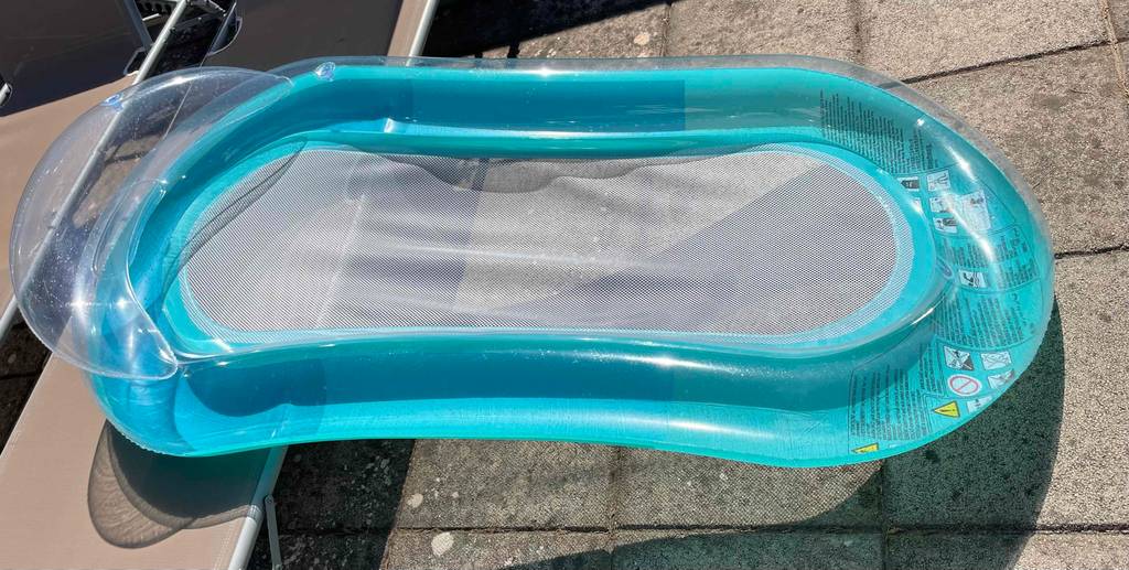 Getestete Wasserhängematte mit Meshgewebe liegt an den Pooltreppen an. 