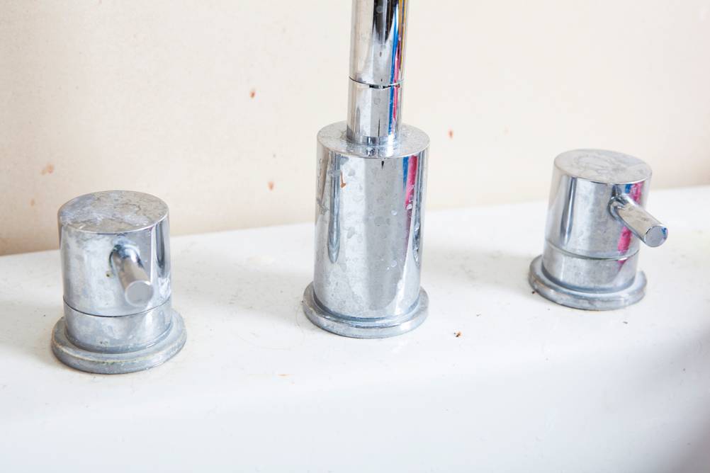 Dreck und Kalkflecken auf einem Wasserhahn, Nahaufnahme