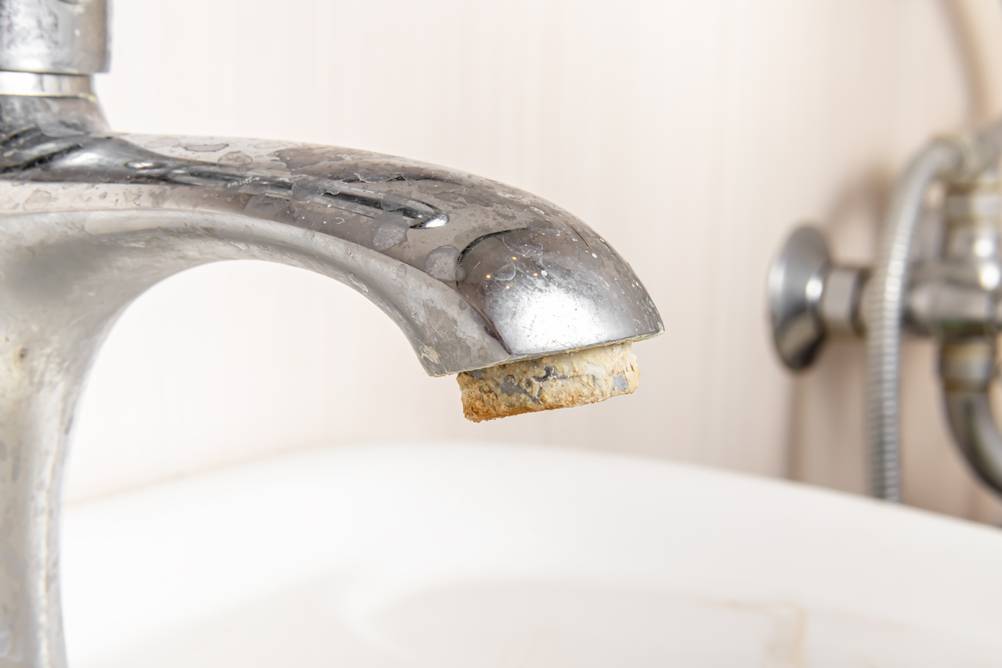 Kalablagerungen an einem Wasserhahn