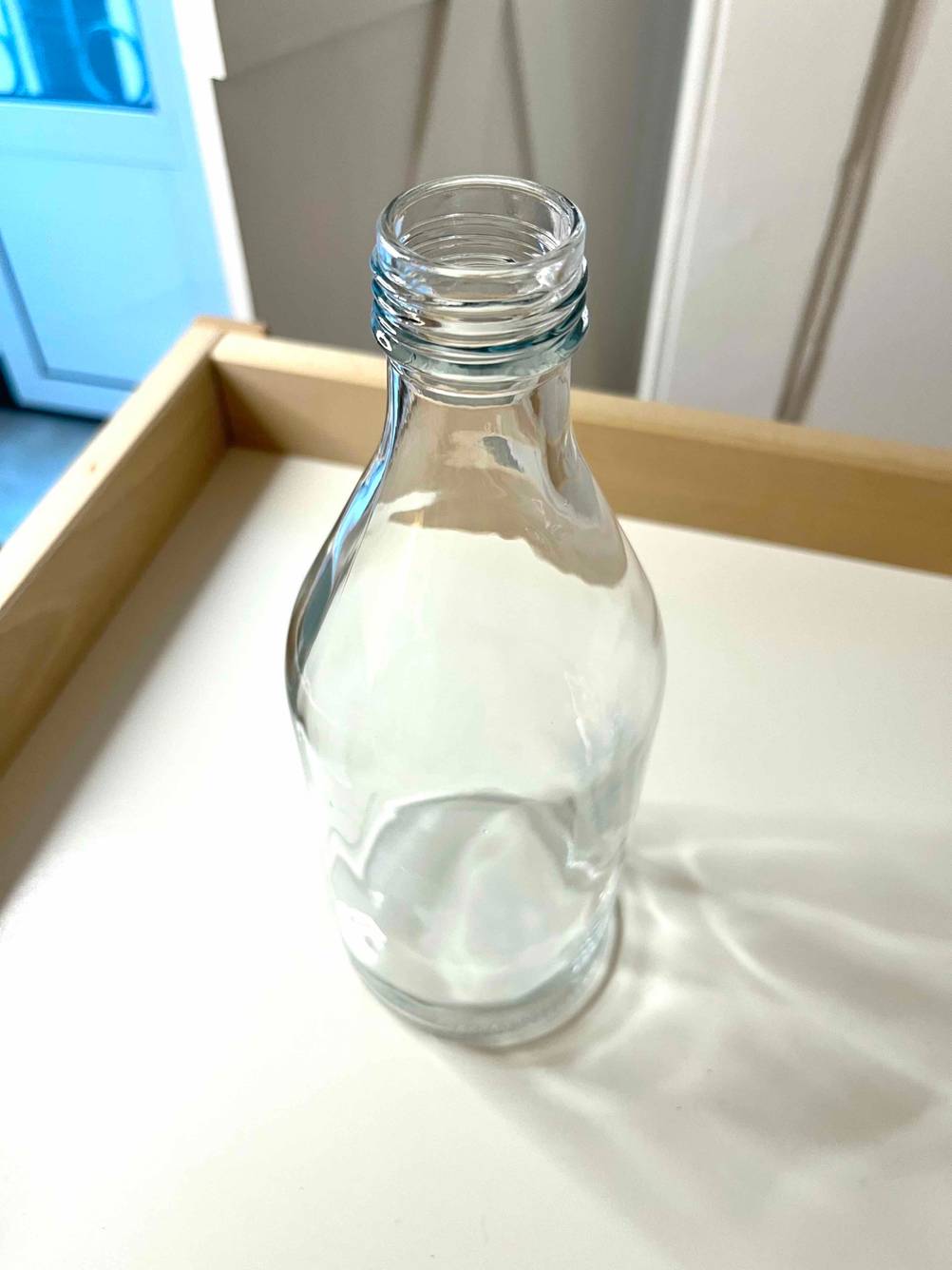 Getestet: Eine Wasserkaraffe von schräg oben auf einem Tablett.