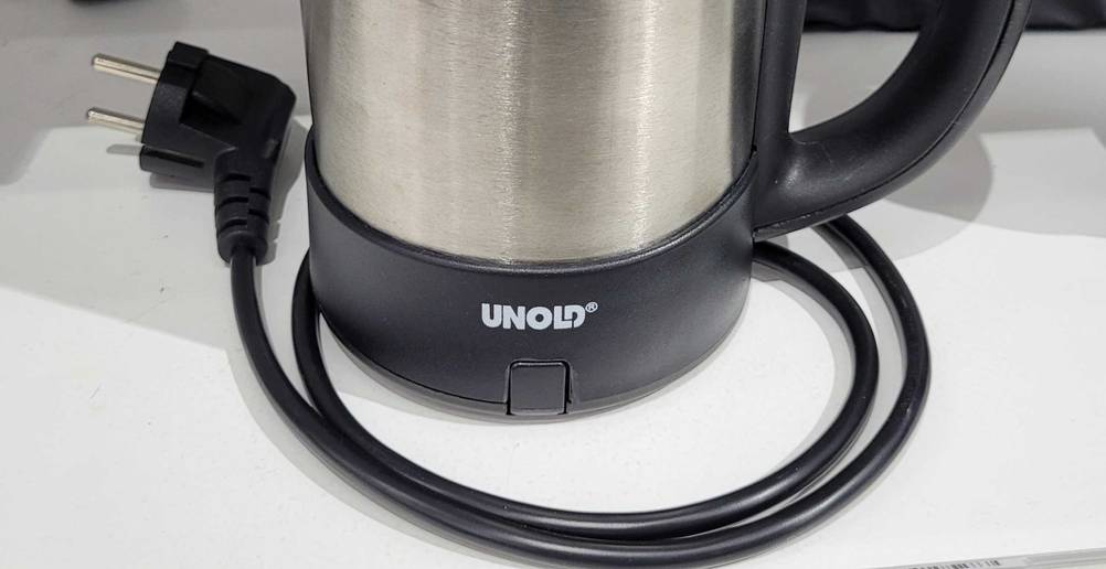 Wasserkocher 0,5 Liter getestet: Nahaufnahme des Bodens mit Logo und Kabel.