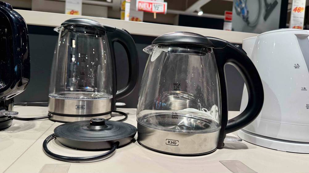 Der Wasserkocher 1,2 Liter im Test steht neben seiner Aufsetzstation.