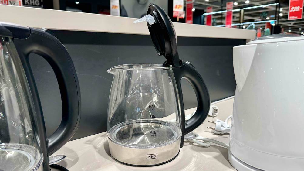 Wasserkocher 1,2 Liter im Test: Das Gerät mit geöffnetem Deckel.