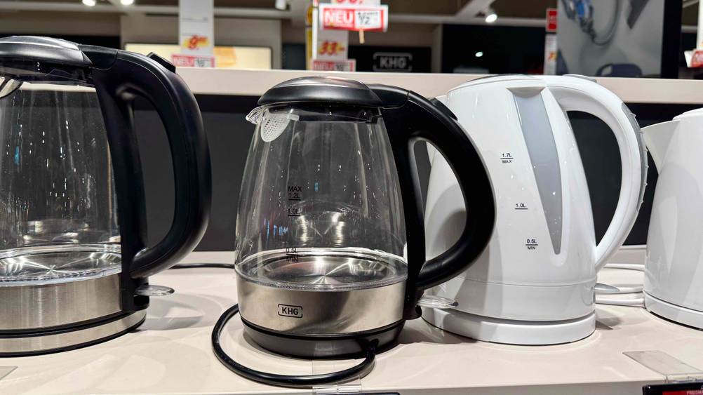 Der getestete Wasserkocher 1,2 Liter steht zwischen anderen Geräten auf einem Verkaufsregal.