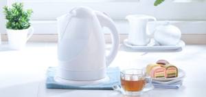 Weißer Waserkocher im Test: Ansicht eines weißen Wasserkochers mit einer Tasse Tee. 