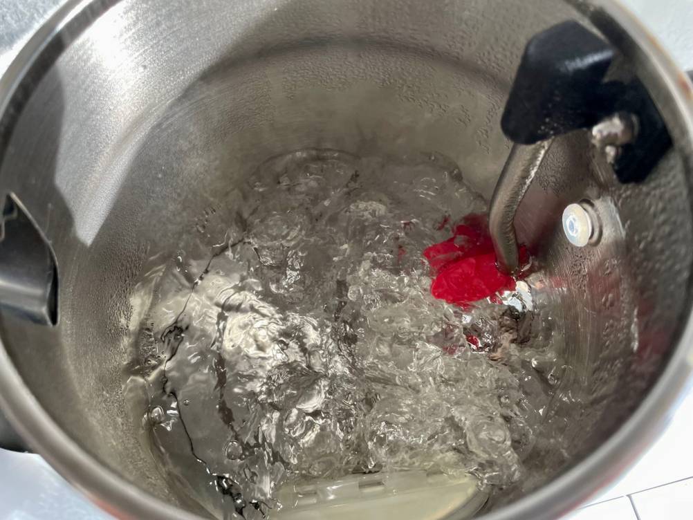 Retro-Wasserkocher getestet: Nahaufnahme des kochenden Wasser im Inneren.