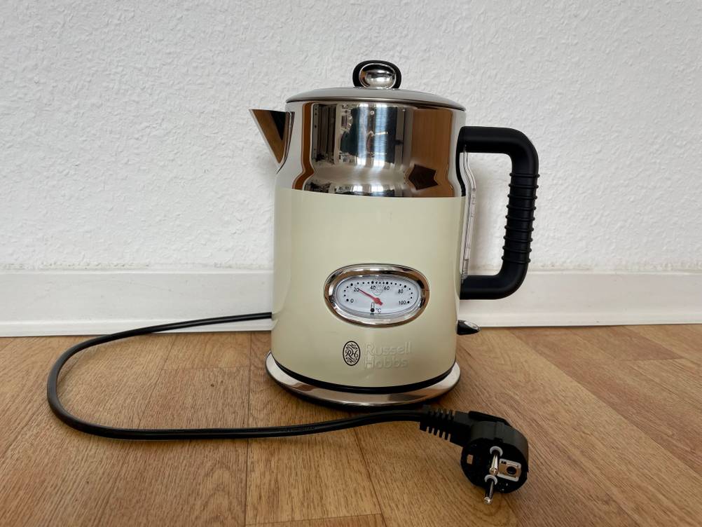 Getestet: Ein Retro-Wasserkocher von vorne vor einer hellen Wand.