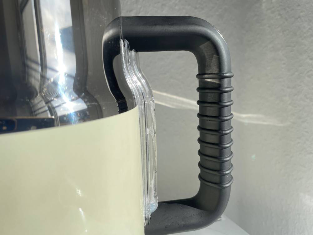 Nahaufnahme des Griffes eines getesteten Retro-Wasserkochers.
