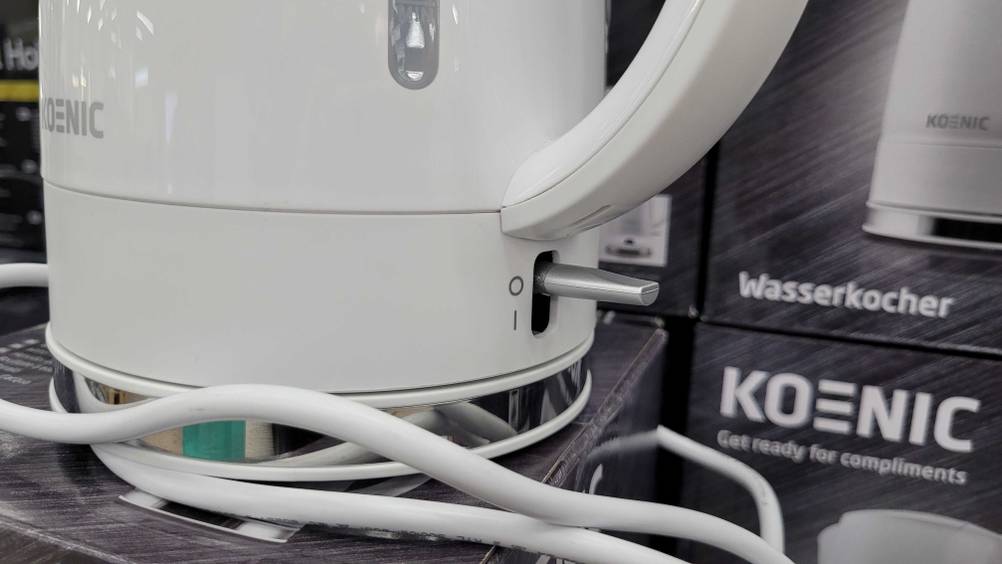 Wasserkocher (weiß) getestet: Nahaufnahme des Bedienelementes am Boden des Gerätes.