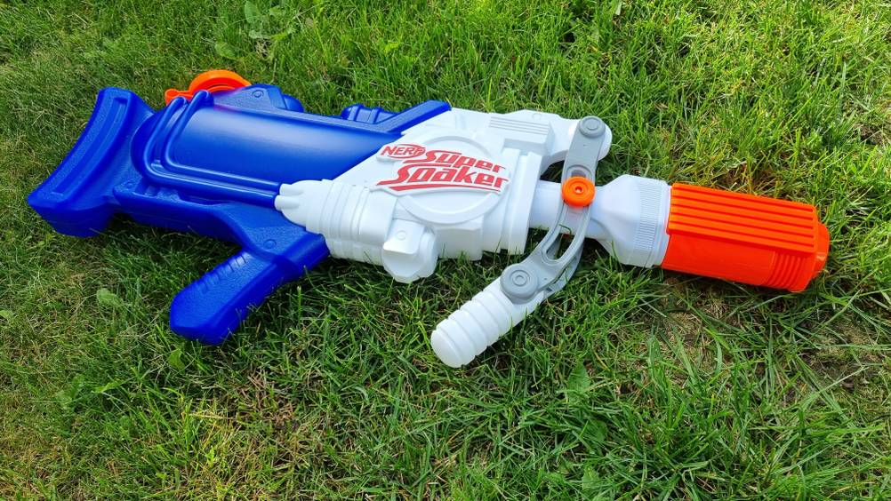 Wasserpistole liegt im Gras
