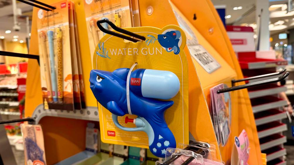 In einem Verkaufsregal hängt die getestete Wasserpistole.