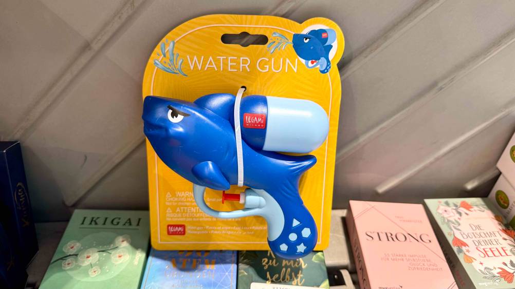 Auf mehreren Büchern steht die Wasserpistole im Test.