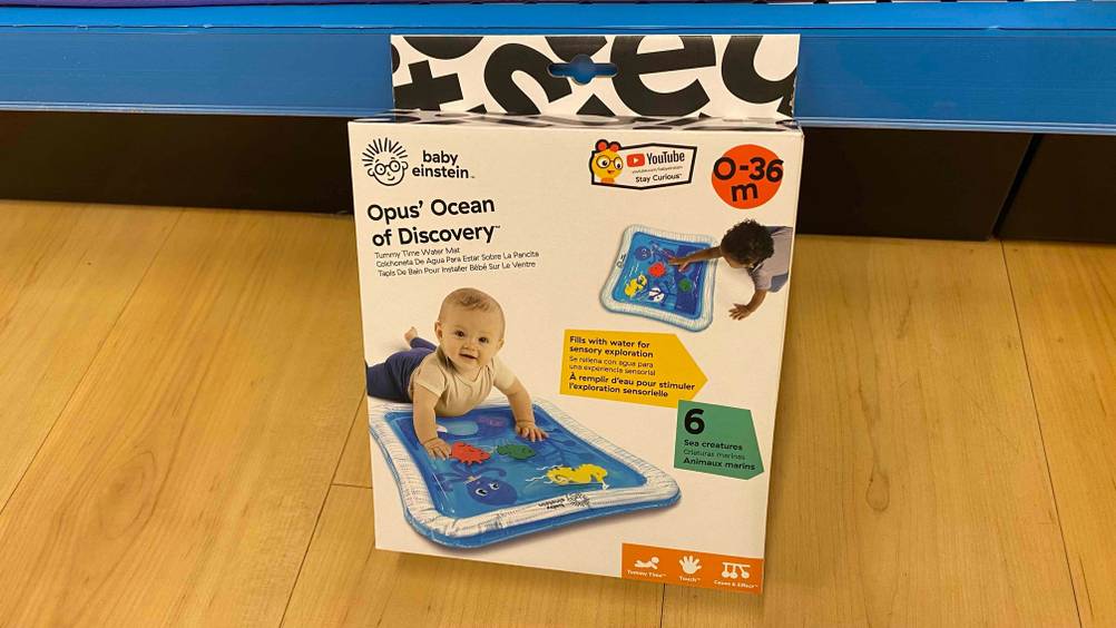 Eine getestete Wasserspielmatte liegt verpackt an einem Geschäftsregal an.