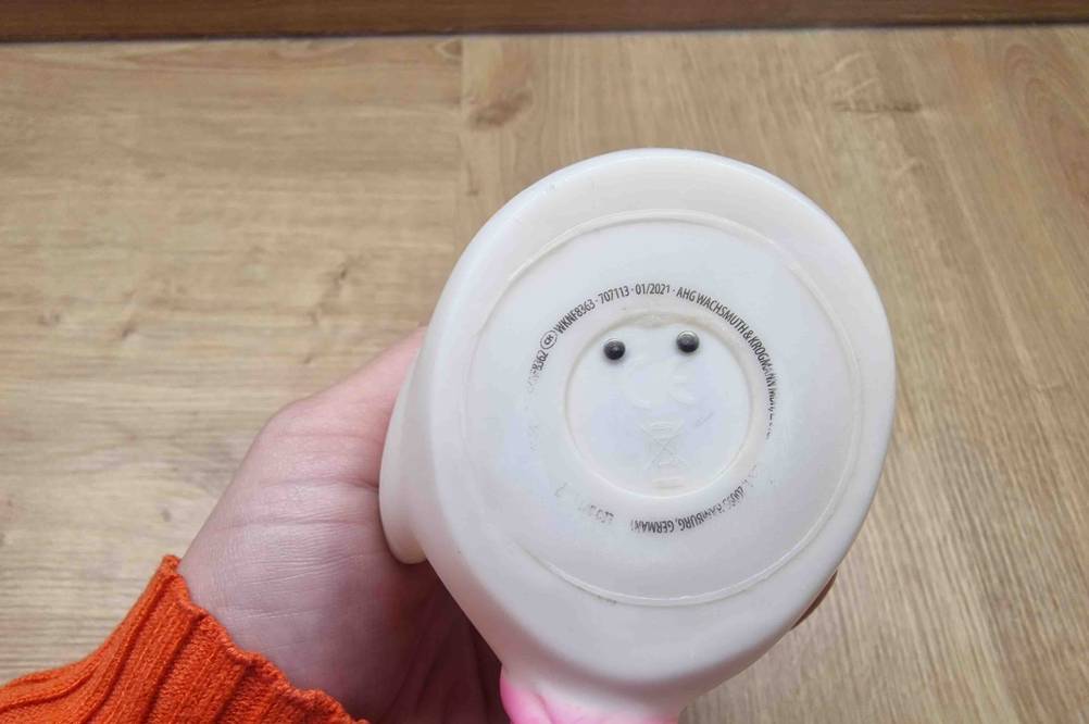 Wasserspielzeug getestet: Der Boden von einer Hand hochgehalten.