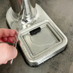 Das Auffangbecken des Aarke Carbonator 3 mit Wassertropfen auf der Oberfläche.