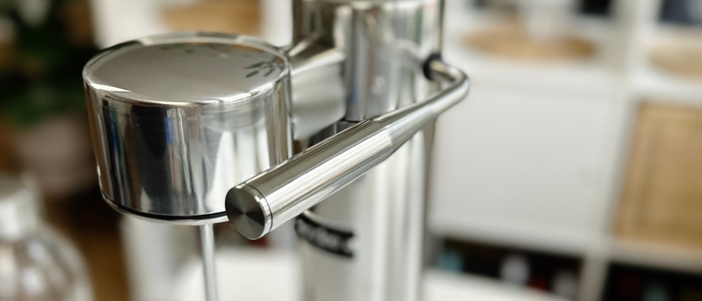 Nahaufnahme des Hebels am Aarke Carbonator 3, der zur Steuerung der Kohlensäurezufuhr dient. Die glänzende Edelstahloptik unterstreicht das minimalistische Design.