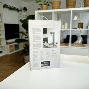 Verpackung des Aarke Carbonator 3 mit Produktabbildung und technischen Details auf der Rückseite. Das Design der Box vermittelt einen hochwertigen Eindruck.
