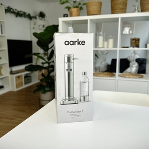 Die Verpackung des Aarke Carbonator 3 zeigt bereits auf der Vorderseite das edle Design des Wassersprudlers.
