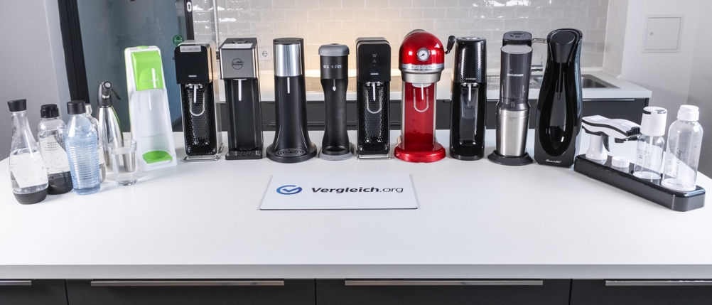 Verschiedene Wassersprudler stehen nebeneinander im Test.